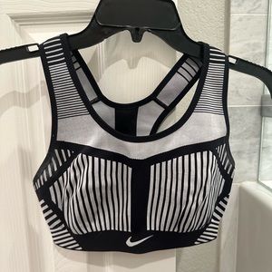 Nike FE/NOM Flyknit non padded sports bra